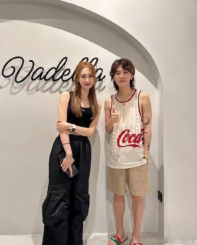网友偶遇鹿晗，原以为荧幕高个是滤镜，现实里感觉其个子不太出众，不过魅力依旧不减，