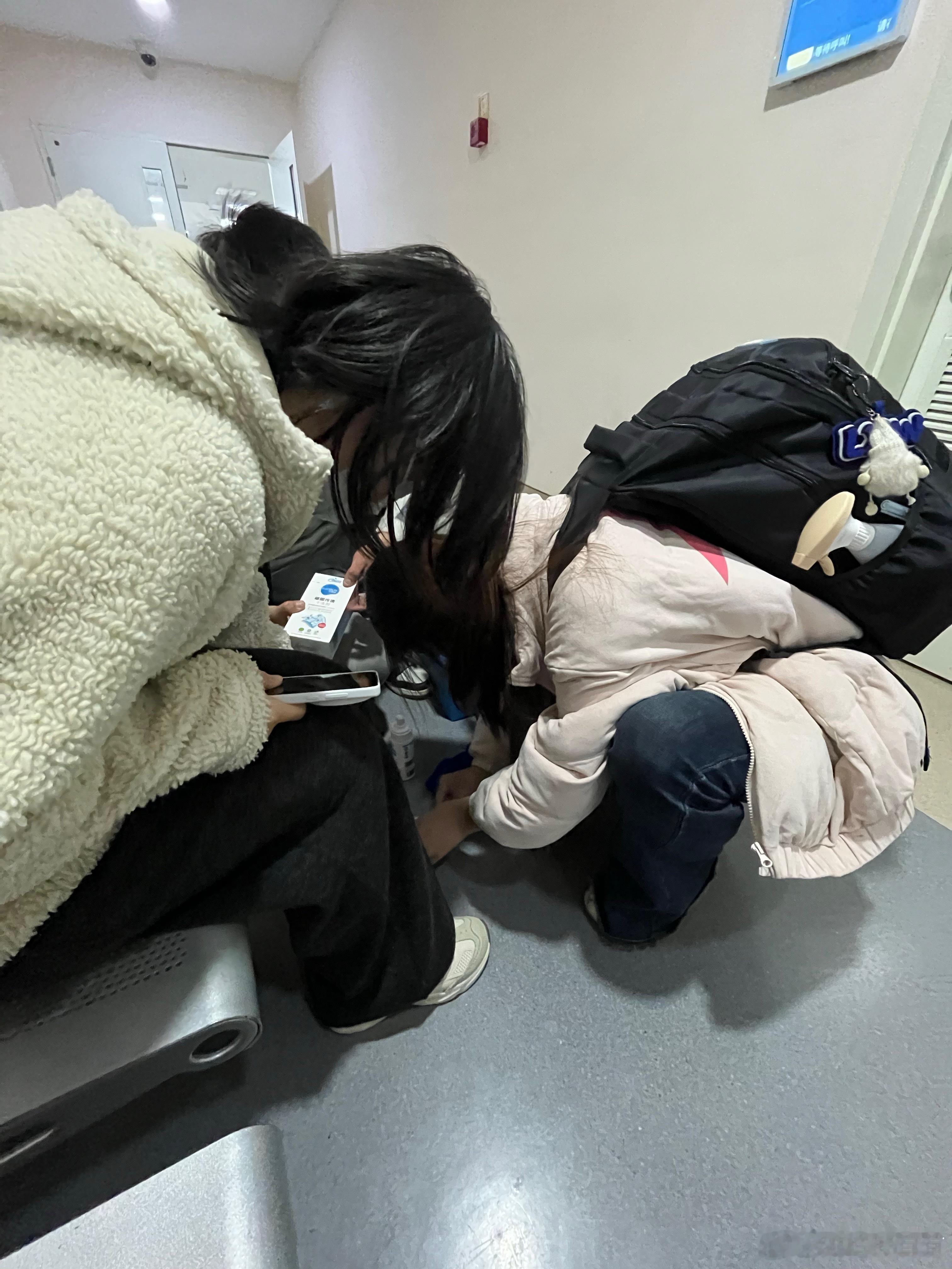 医院走廊来了一对推销小白鞋清洗剂的小年轻，男孩子一口一个“姐、姐”，女孩子手脚麻