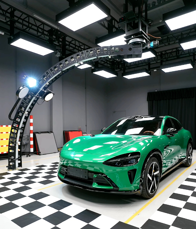 小米汽车实验室还有专门模拟不同角度、不同亮度的灯光、日光、月光的测试，目的是为了