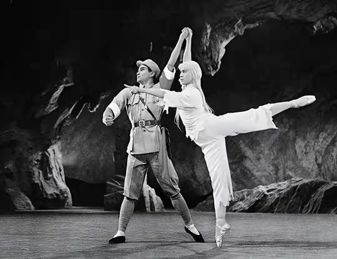 1946年8月，我军冀热辽军区热河文工团，在隆化县城中学广场进行慰问演出，演出的