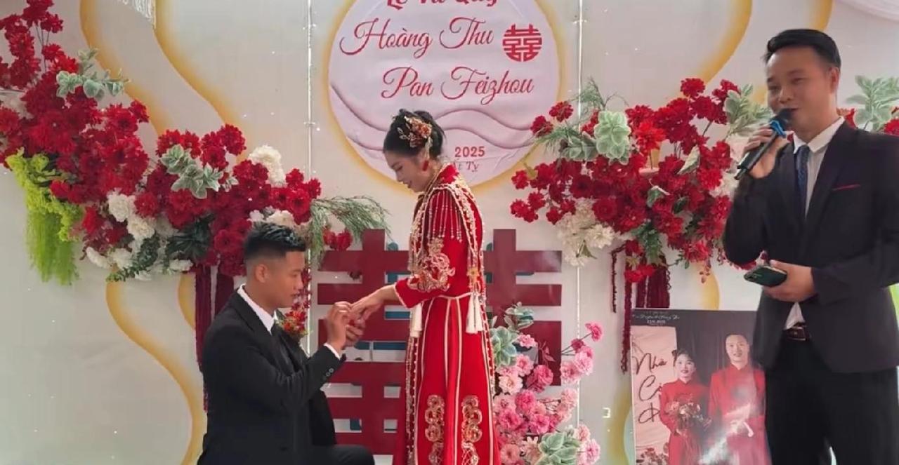 小潘和小秋昨天在越南举办了一场别开生面结婚典礼。原计划办30桌，结果来了六七十桌