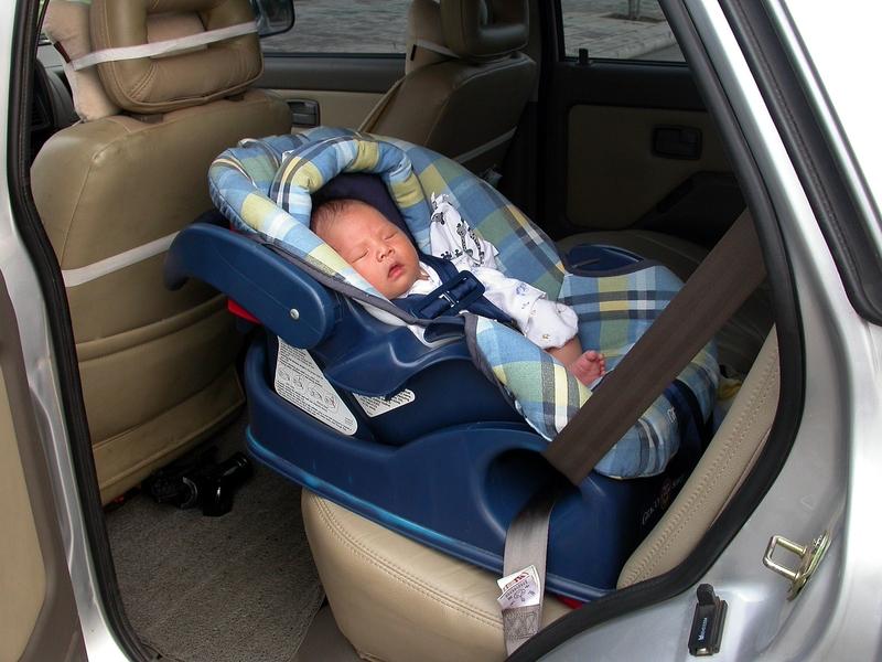 后排座不系安全带属违法，这可不是闹着玩的。《中华人民共和国道路交通安全法》明确规