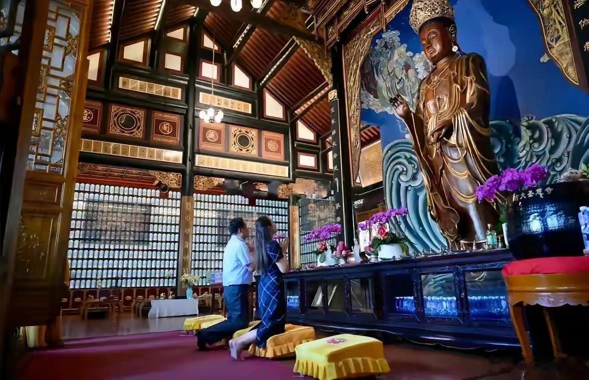 泰国总理阿努廷和夫人参观成都大熊猫研究基地和武侯祠。苏帕南身穿一袭蓝色长裙，突显