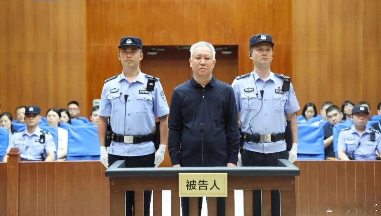 恒大恒大，不恒也不大许家印的白发镜头扫过许家印，头发全白。跟那个系着爱马仕皮带、