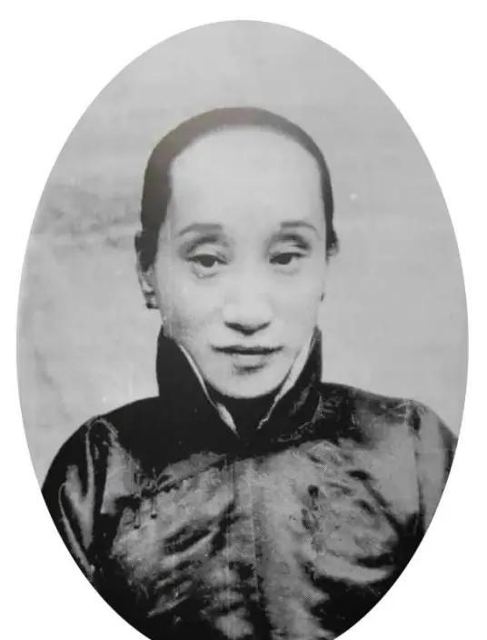 1947年，朱安去世前，留下了一纸契约，把自己的一切都给了周海婴，房子、藏书、稿