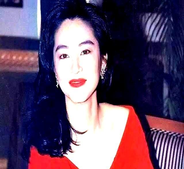 她递给他三张全裸拍立得。他吓得撞翻椅子就跑。
 
那是林青霞年轻时自拍的艺术照，