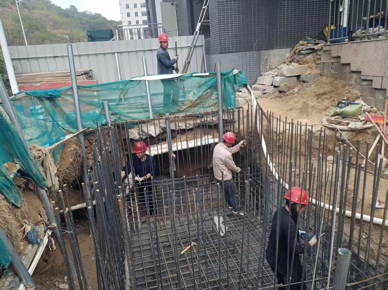 不能开源，那就只能节流了，一起做事的三个人，他们是一家人，哥哥、弟弟和嫂子，他们