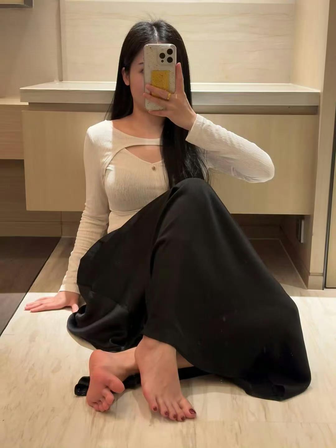 宅家小记✨ 简单穿搭也藏小心思，挖空上衣+黑裙，慵懒又有点小特别～赤脚踩地，脚趾