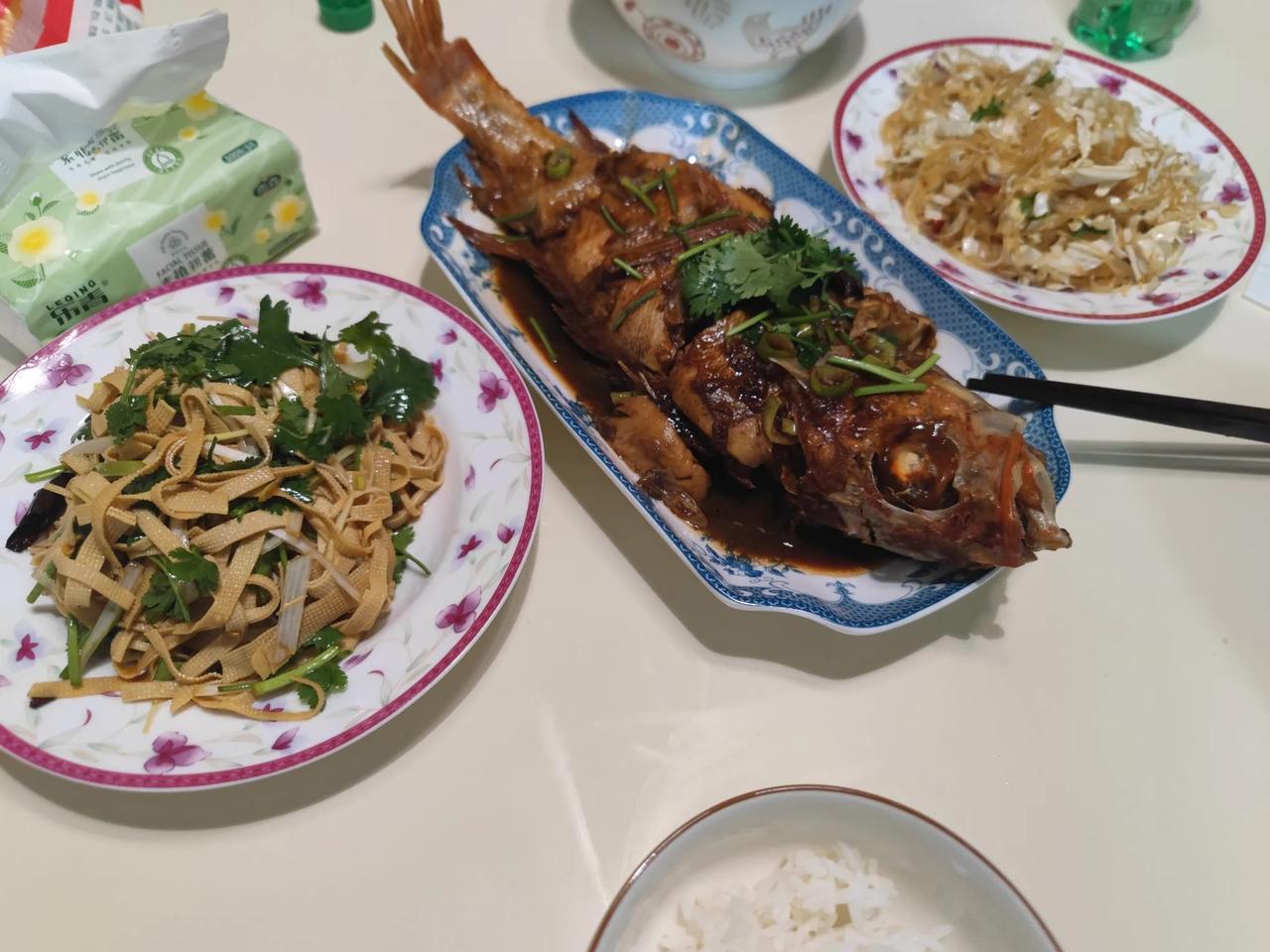 昨天是元旦，老公难得比较清闲，在家给我们娘俩下厨做饭，午饭、晚饭都做的很丰盛，我