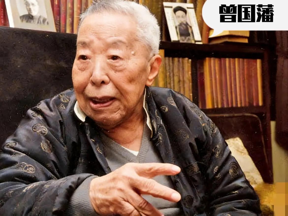 1988年，91岁的俞大维坐在书房外曾祖父曾国藩照片前的一张留影，俞大维的母亲曾