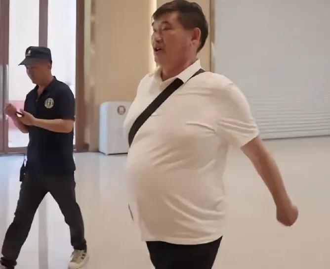 被全网嘲油腻的大衣哥，38亿播放量被00后捧成了南天门大将军
说起朱之文，网上评