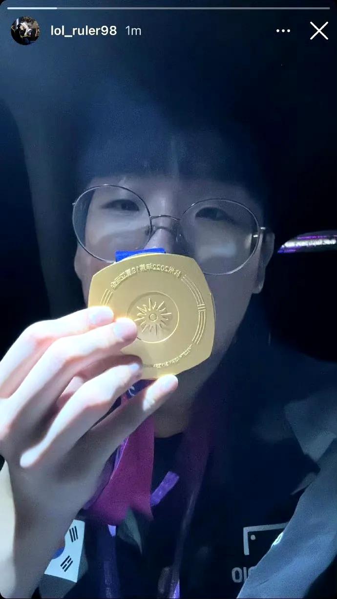 真正的LOL第一人？
在成功获得亚运金牌后，JDG俱乐部的Ruler选手成为Lo