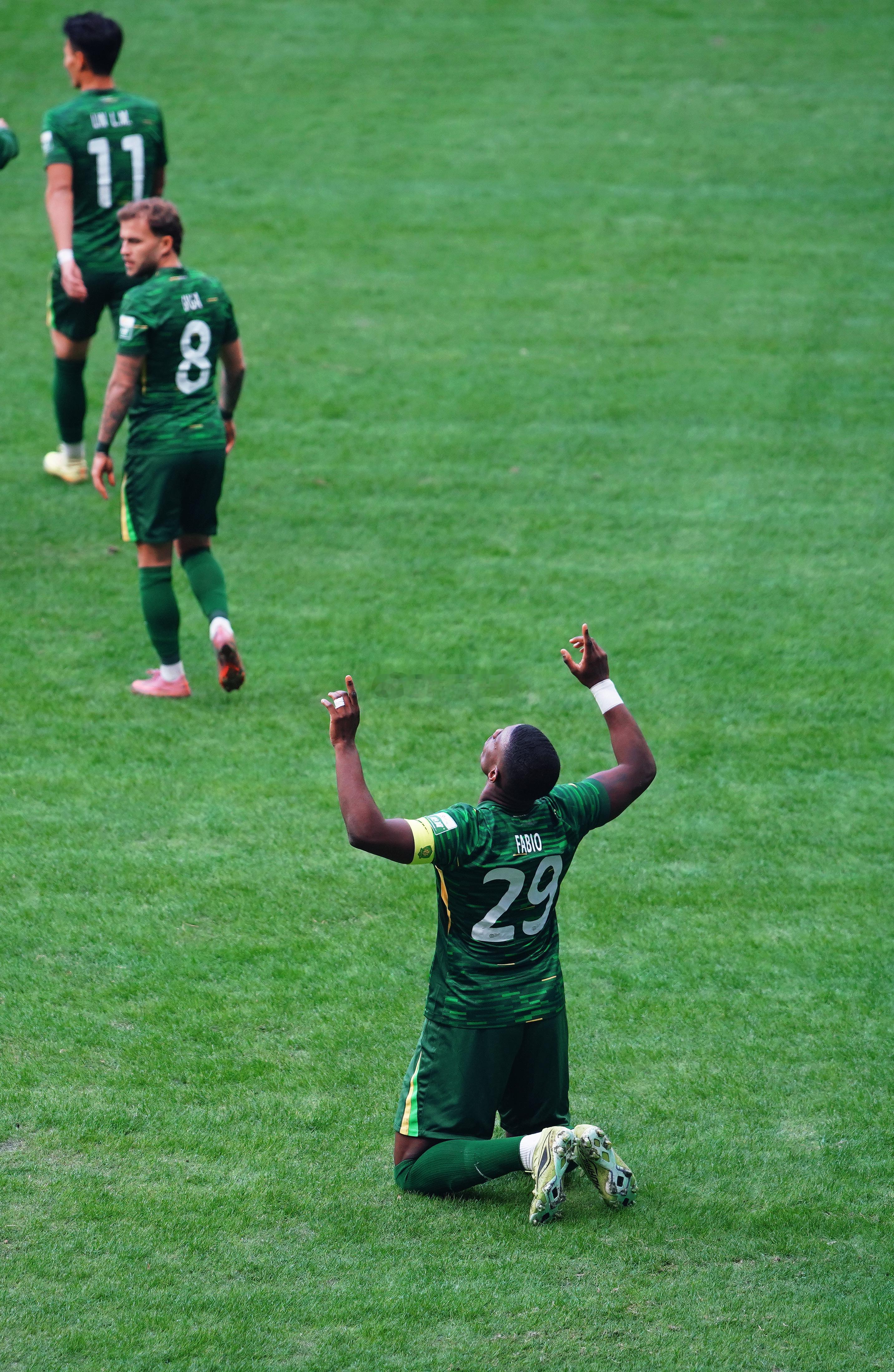 法比奥大四喜，如愿获得2025赛季中超金靴，实至名归，恭喜！！ 赛后，全场高喊“