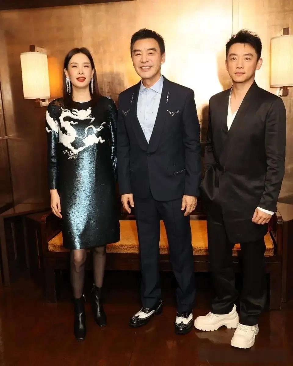 71岁的钟镇涛，62岁的杜德伟
杜德伟会是第二个吕良伟
要年轻头发很关键，身材通