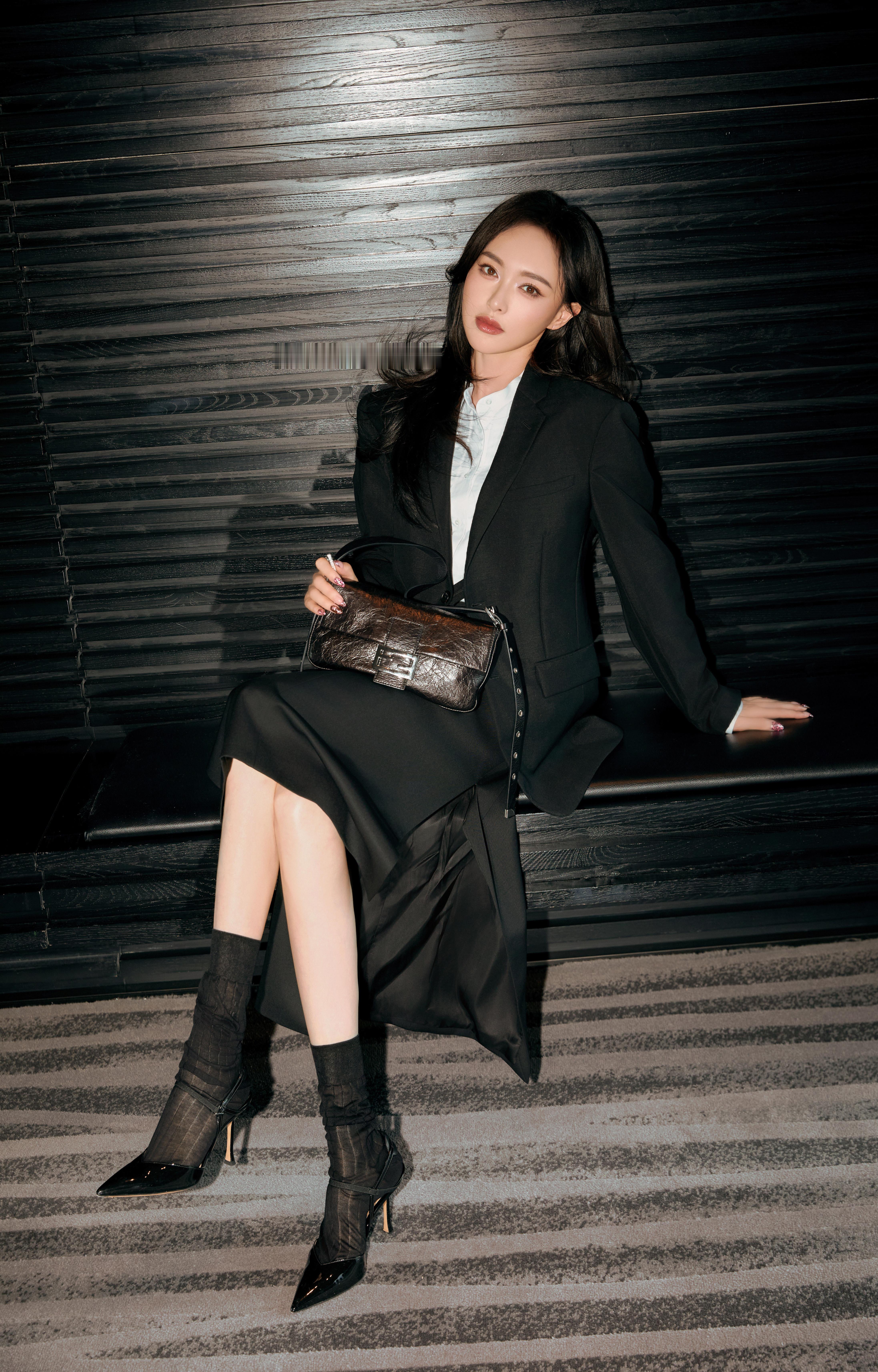 唐嫣 来往间，感受成都市井寻常。FendiFW26 FendiBaguette