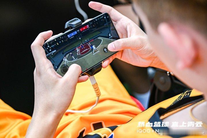 热血篮球，直上青云，在北大第一体育场，蓝天白云下，篮球场内战火依然。在kol区域