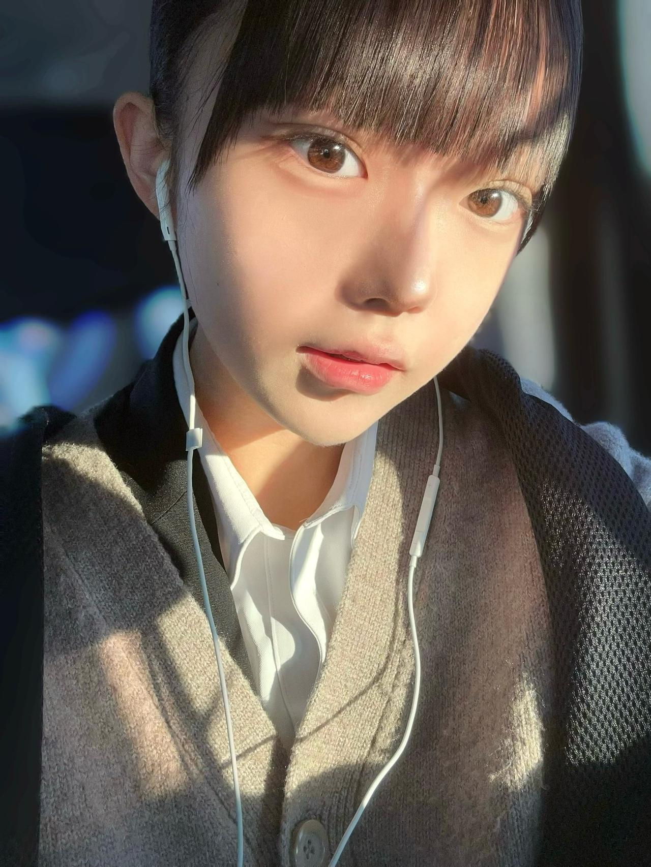 阳光洒进车窗，少女耳机轻听，静谧时光