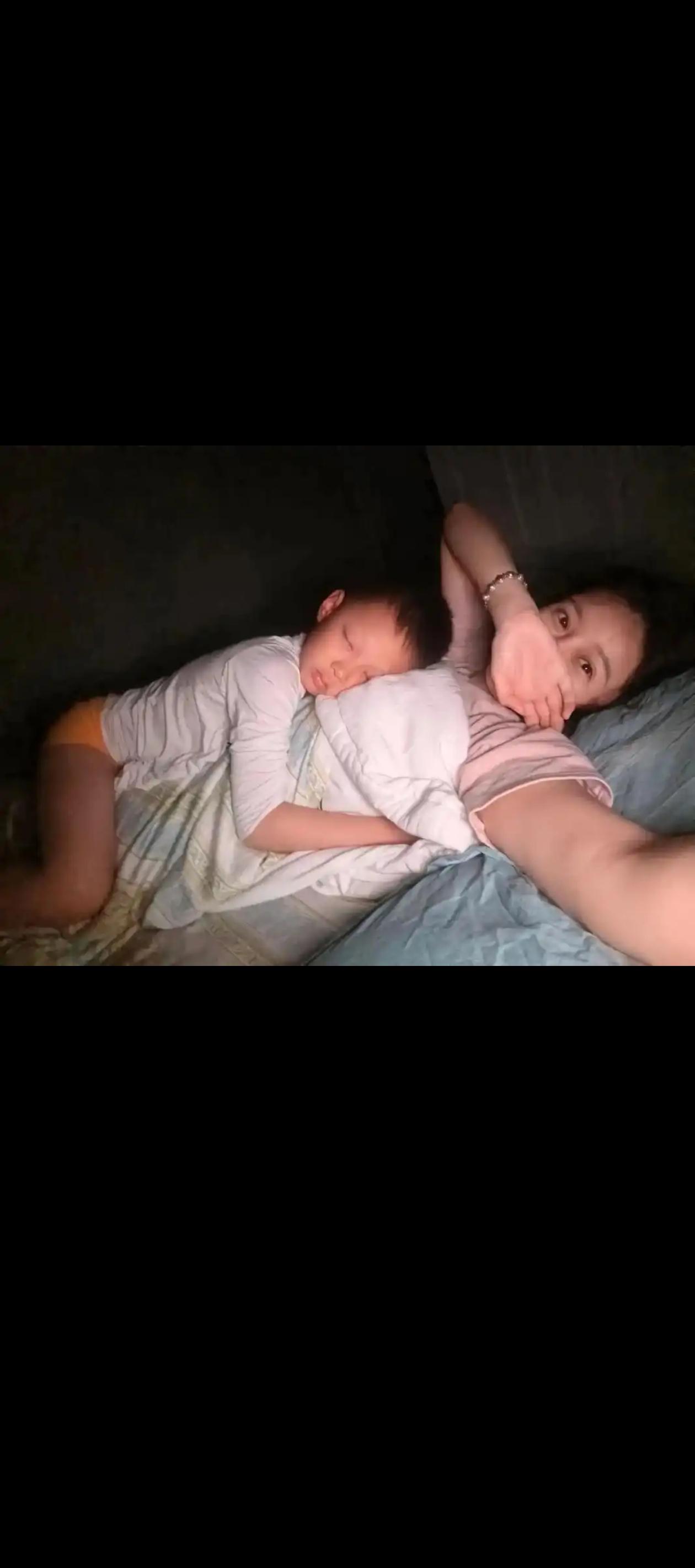 妈妈夜里床怎么会摇呀？
5岁的小雅上幼儿园大班，她一起床就问了妈妈这个问题。
正