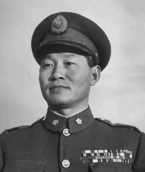 1951年，孙立人脱了衣服上床睡觉，习惯性地搂住老婆，却发现手感不对劲，他一怔，