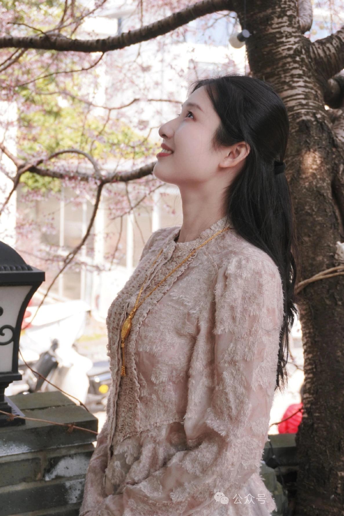 樱花树下，少女微笑，春日暖阳洒满心间。