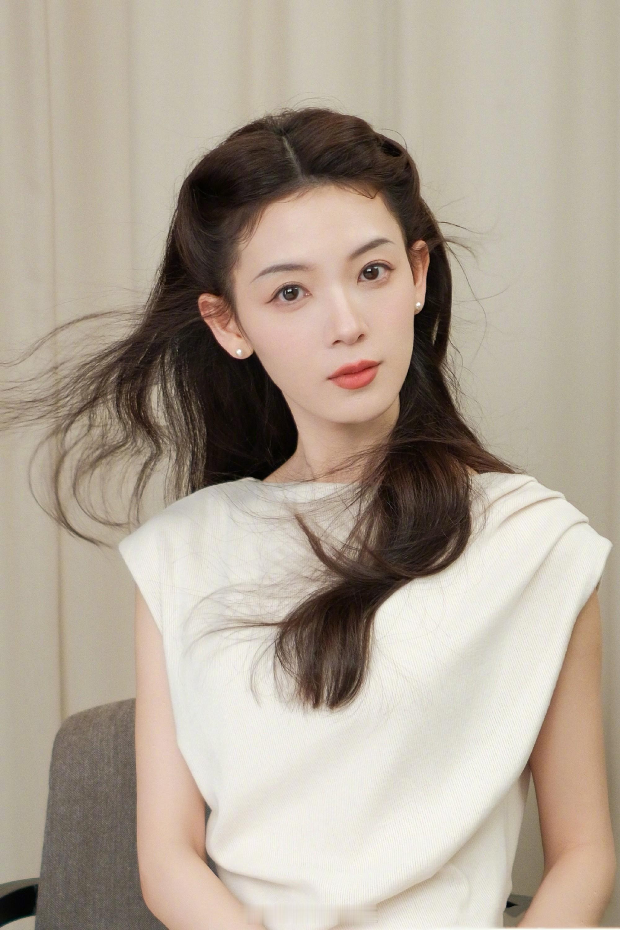 陈瑶漂亮的卷发美美的 ​​​