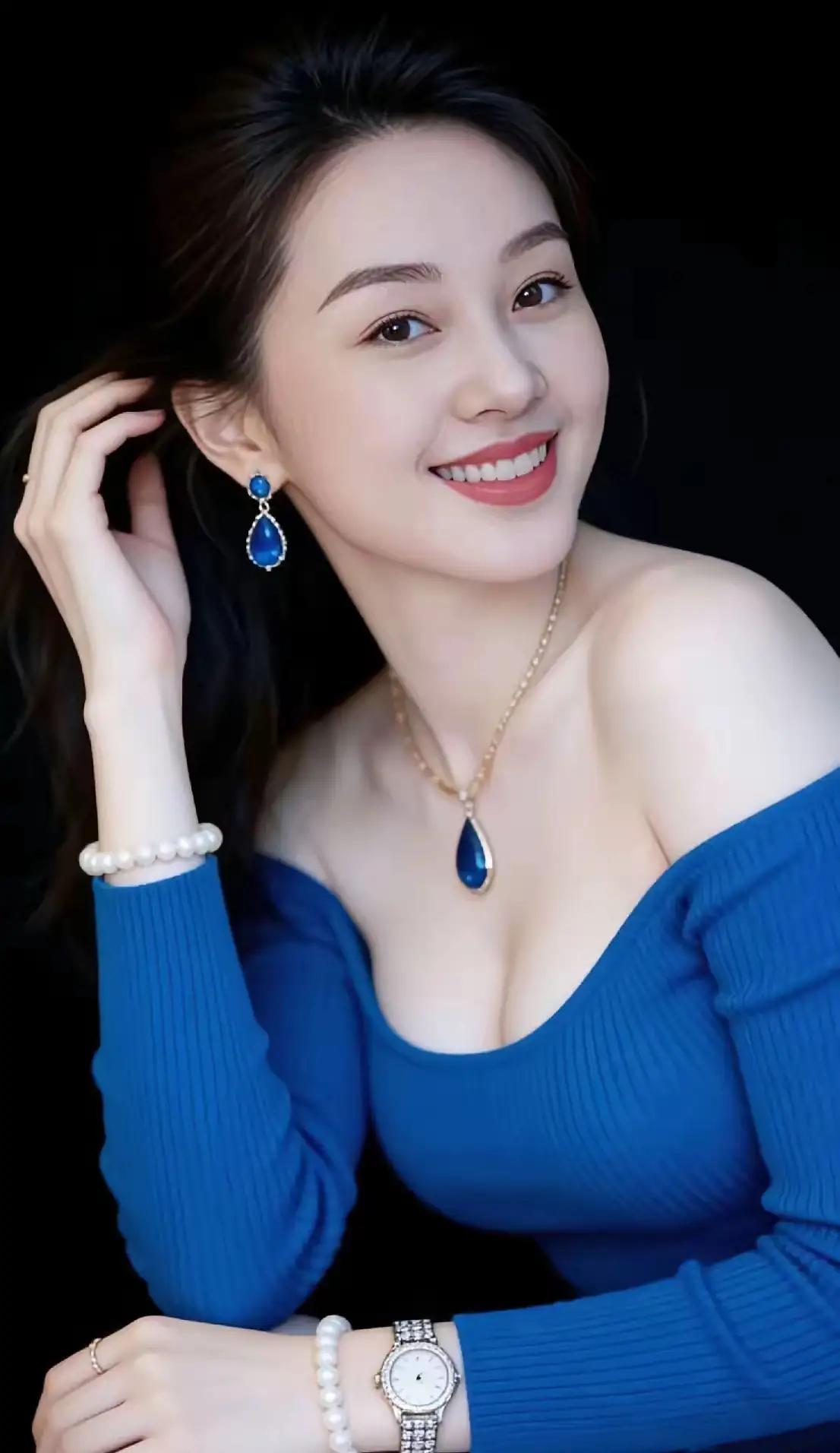 《美女一笑》
瘦影西窗月满楼，
素笺淡墨写春秋。
神仙难解人间事，
美女一笑能化