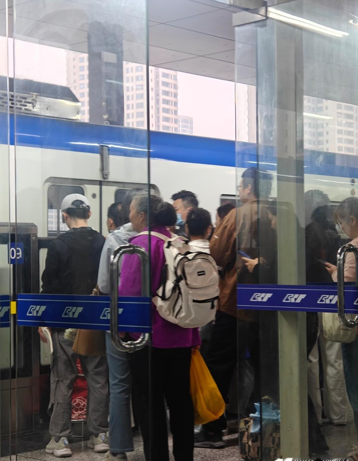 早高峰地铁3号线出故障，车门不开，乘客等了好久才被劝下车。
这事儿真不是小事，设