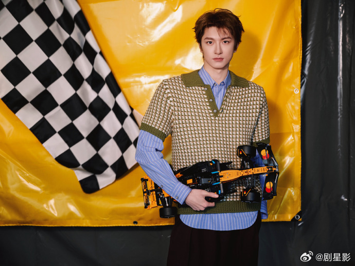 林一坐在轮胎上 上海出发的赛车手林一已就位！谁能拒绝坐在轮胎上的帅气赛车手啊，颜