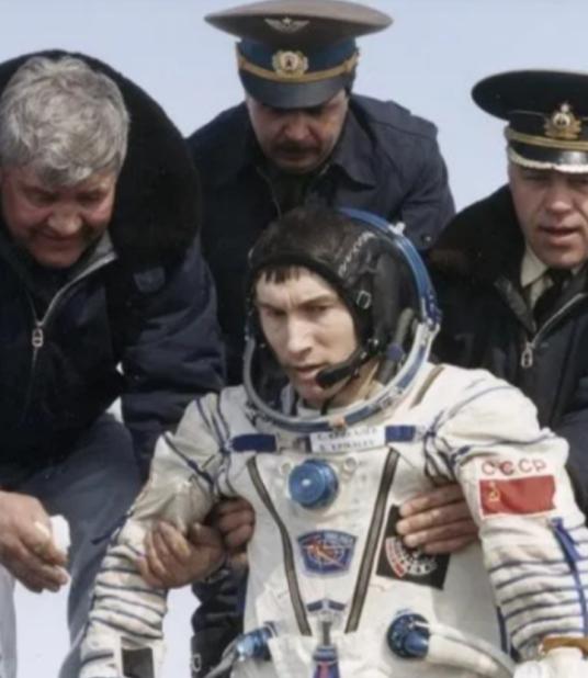 1991年，苏联一名宇航员刚飞上太空，国家解体了。他被丢在太空上747天。当他好
