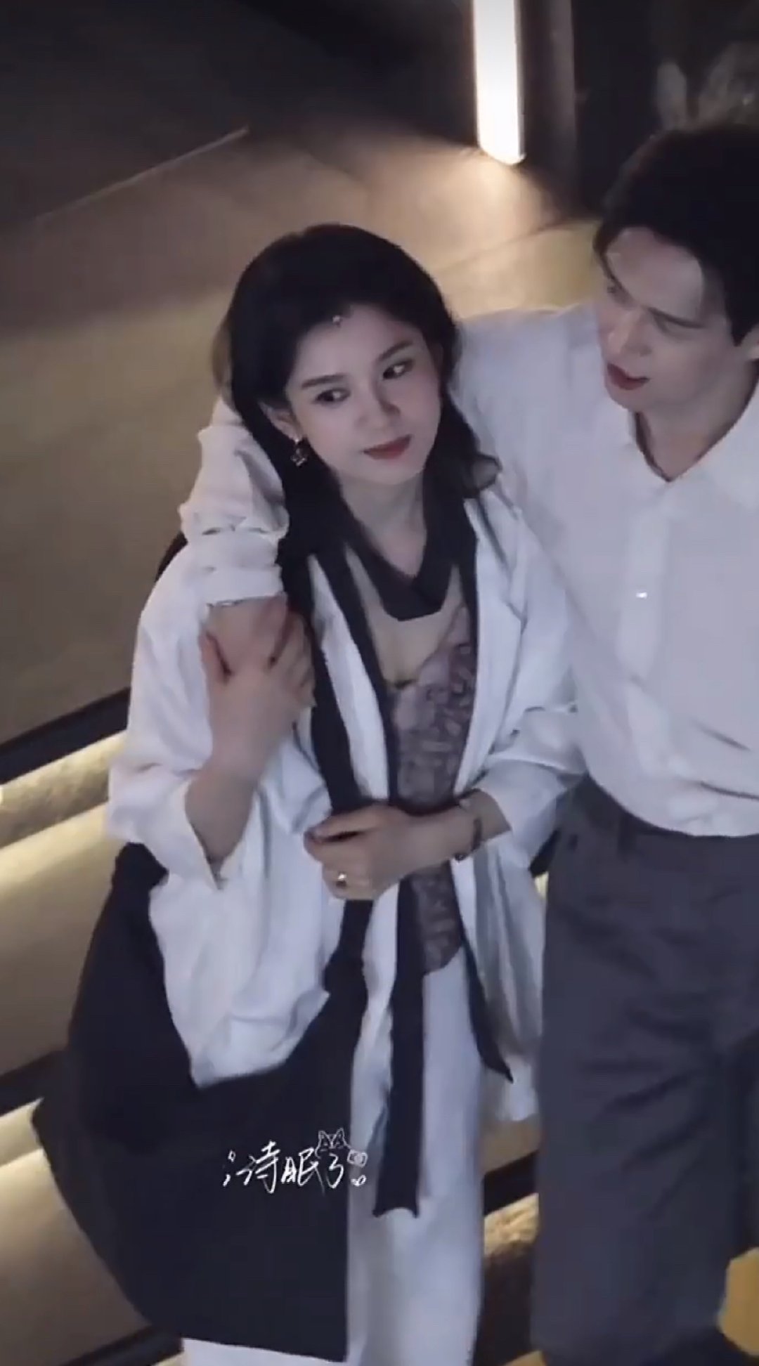 李现张婧仪搭肩走李现张婧仪雾里青搭肩走路透 李现张婧仪雾里青搭肩走路透 