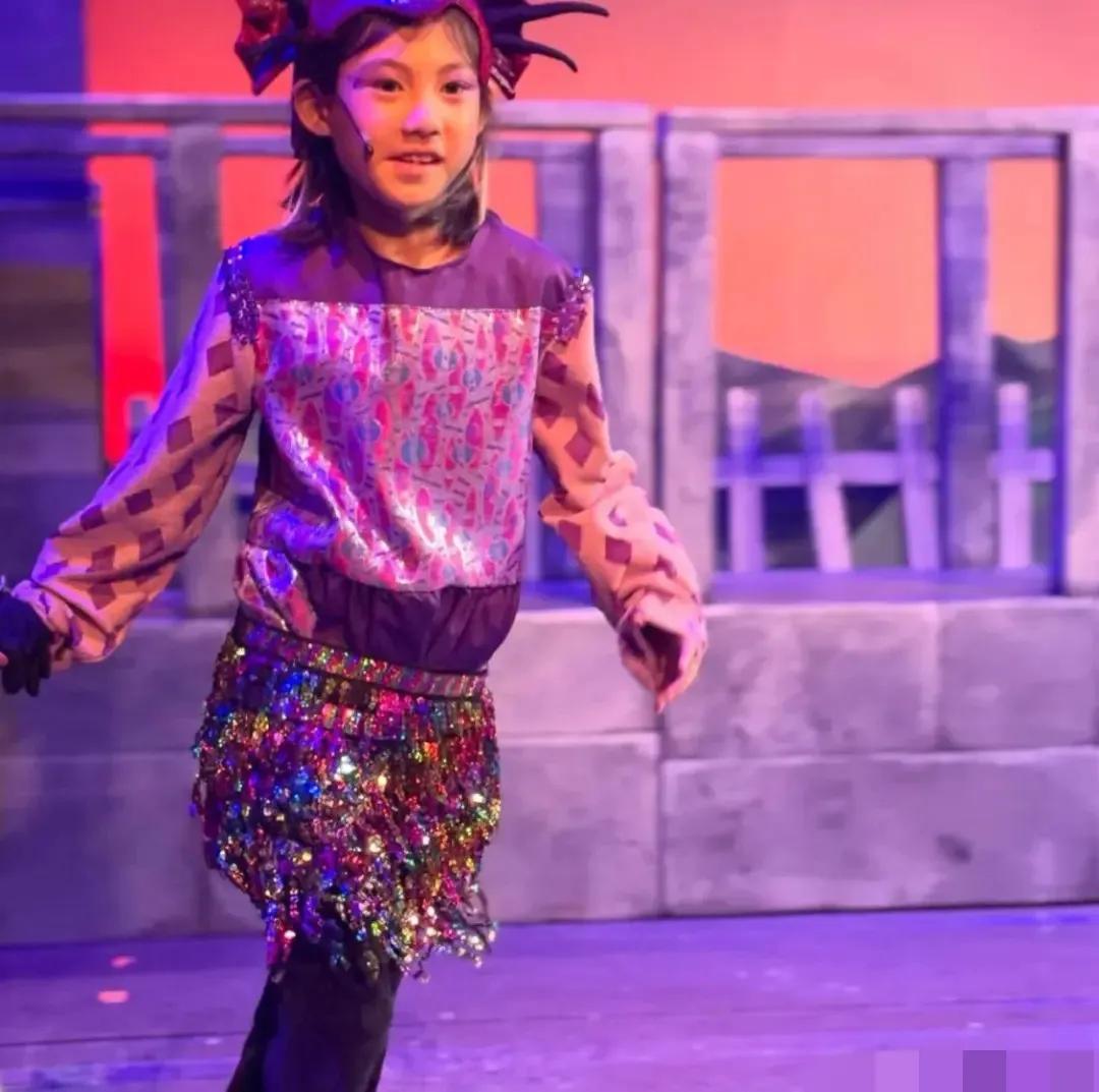 陈冠希的女儿演话剧，爸爸骄傲地晒照。别看她长得高，其实今年只有6岁，遗传了妈妈的