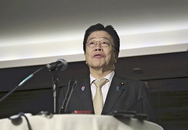 【#日本财长威胁美国后又滑跪#】上周刚“露齿威胁”、暗示要拿日本持有的美债作为贸