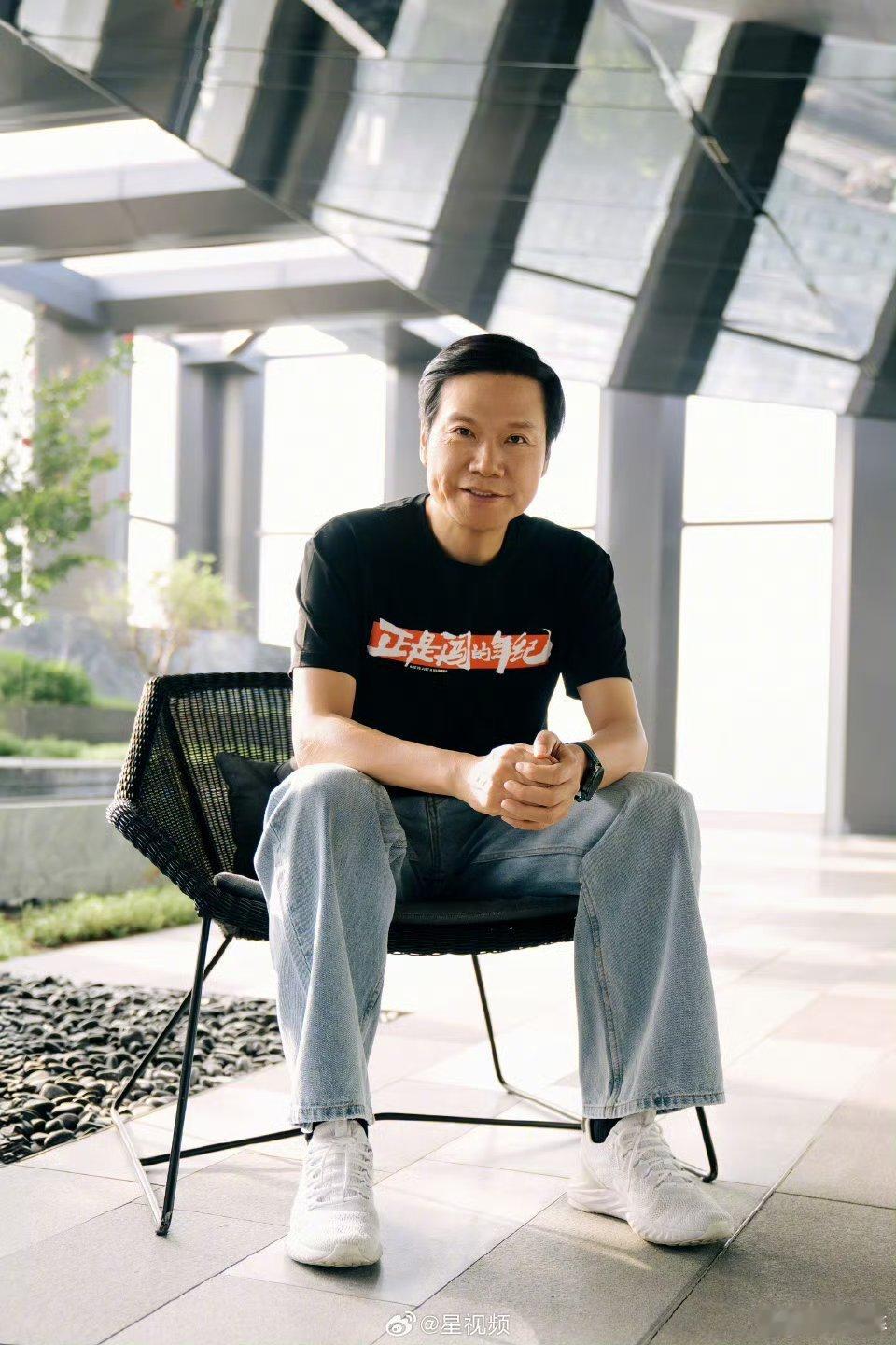 雷军T恤雷军社交平台晒演讲筹备进度，身着“正是闯的年纪”T恤超励志！新的年度演讲