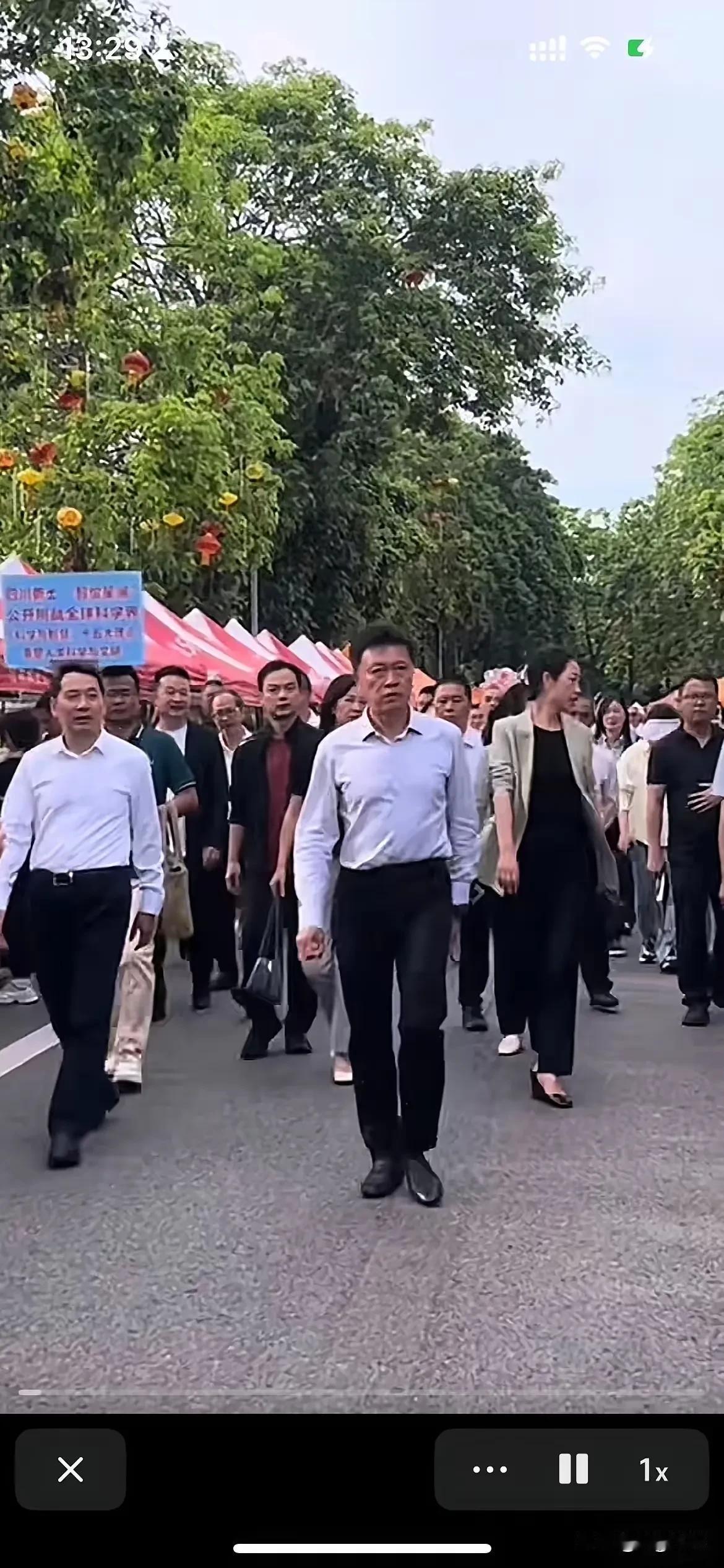 大家发现没有？
最近振兴农村的风越来越明显了，
各个乡村书记带货流量起来，
荣昌