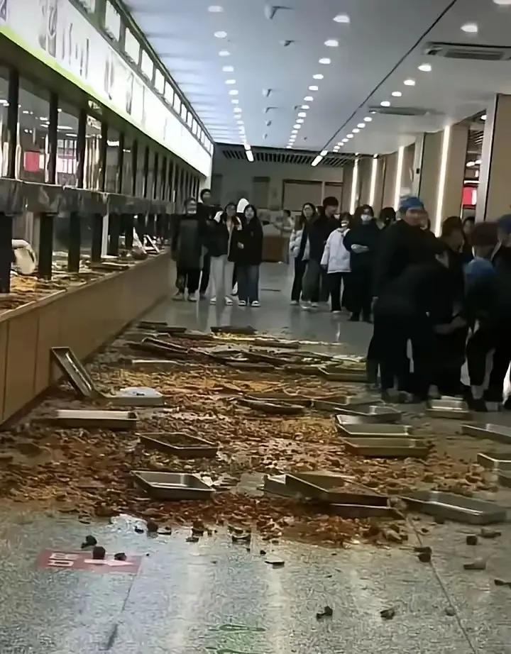 食堂阿姨吵架。
把做好的菜掀翻，
吵归吵，闹归闹,别拿粮食开玩笑，
粒粒皆辛苦啊