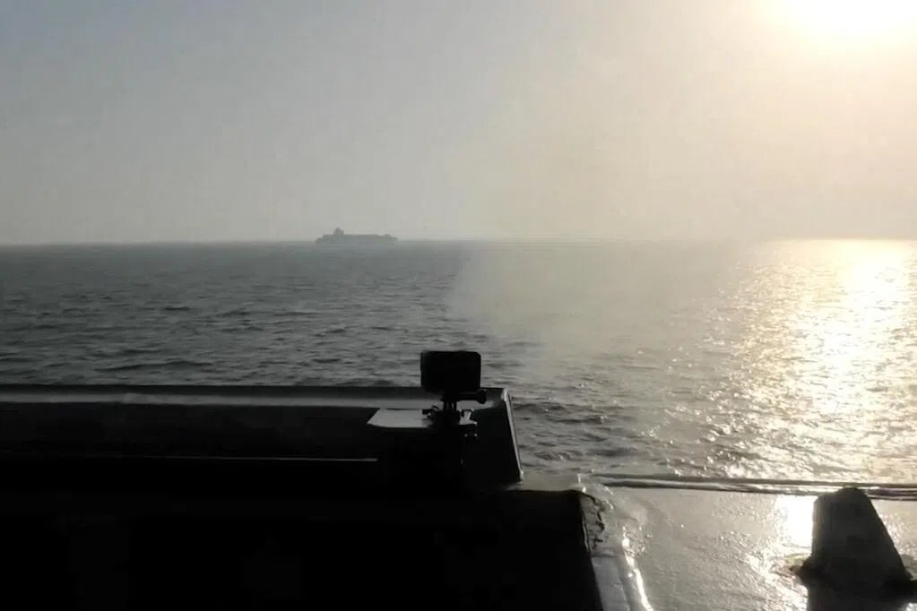 伊朗最高军事指挥部说，美国军舰武力拦截并控制一艘伊朗货船后，伊朗也用无人机袭击了