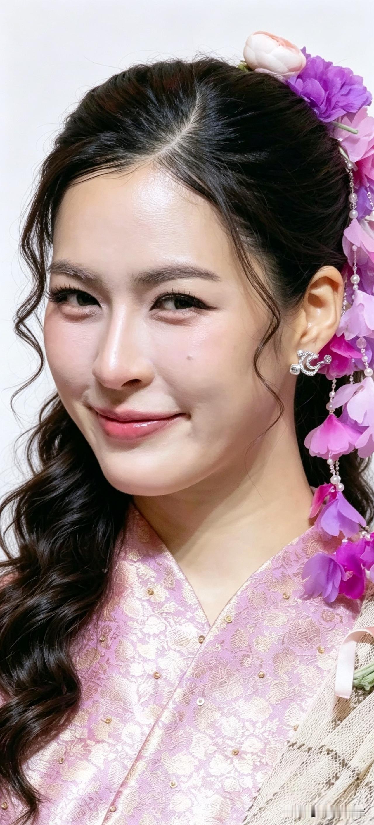 马尾辫美女（63）

邝玲玲。眉眼温婉动人，长发柔顺飘逸，一颦一笑自带从容的氛围