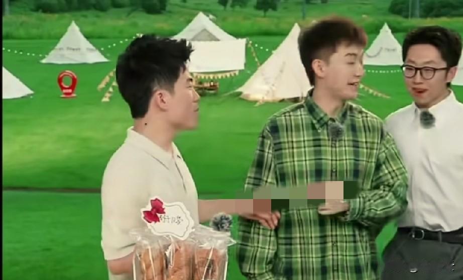董宇辉提前上播，衣服上还有泥点子。不为别的，只为让汉森和董董也能够好好去玩。还嘱