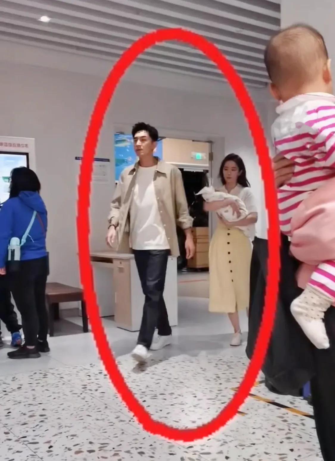 像一对夫妻在医院刚生了孩子，准备出院回家的样子，如果是这样，真心祝福她们   #
