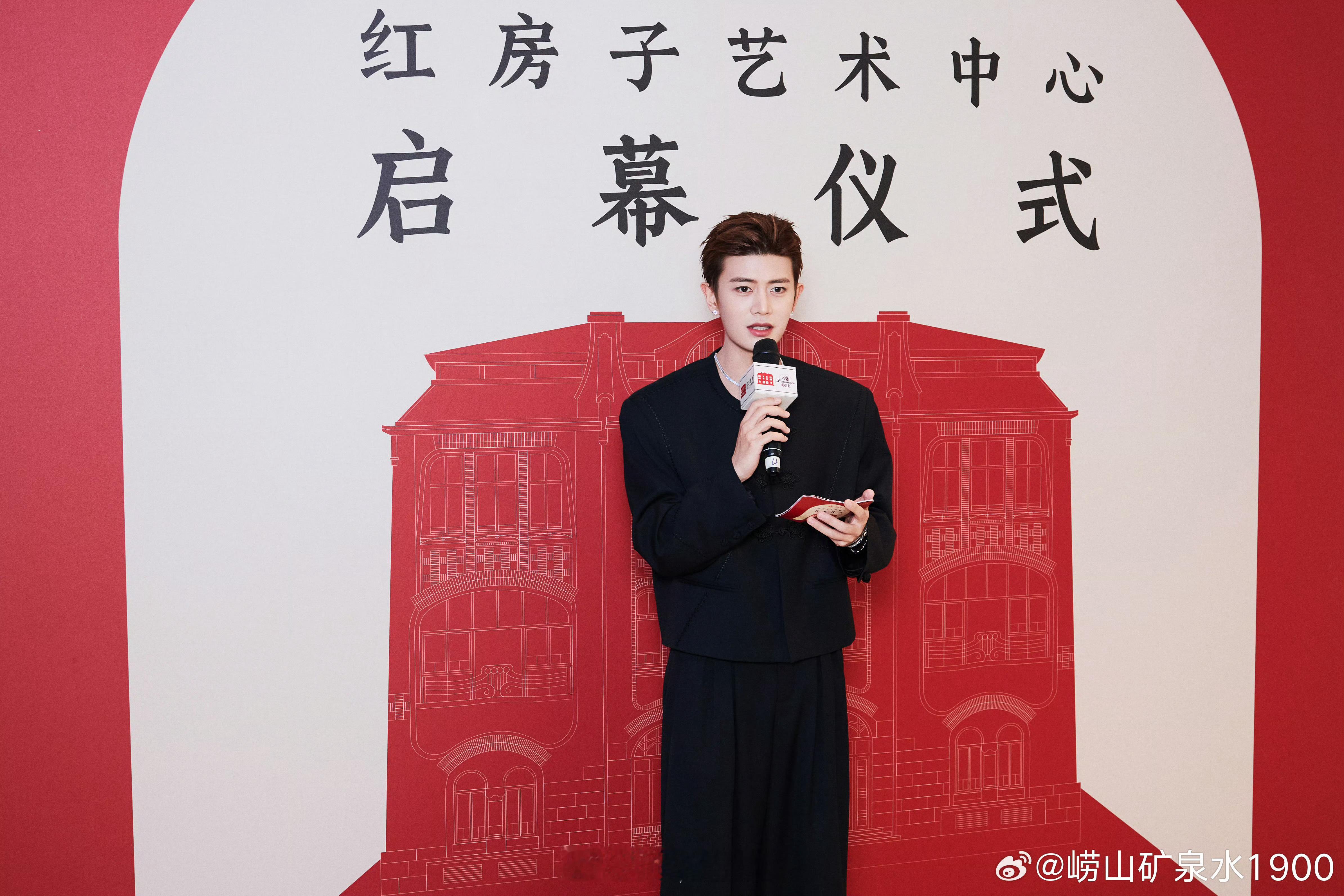 恭喜任嘉伦个人艺术中心在青岛正式开幕啦，线下的嘉人姐姐们有家了。
