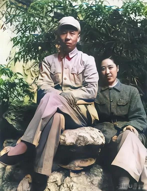 这是一幅展现刘少奇和王光美新婚不久后的温馨画面，真是令人陶醉其中，心生羡慕。他们