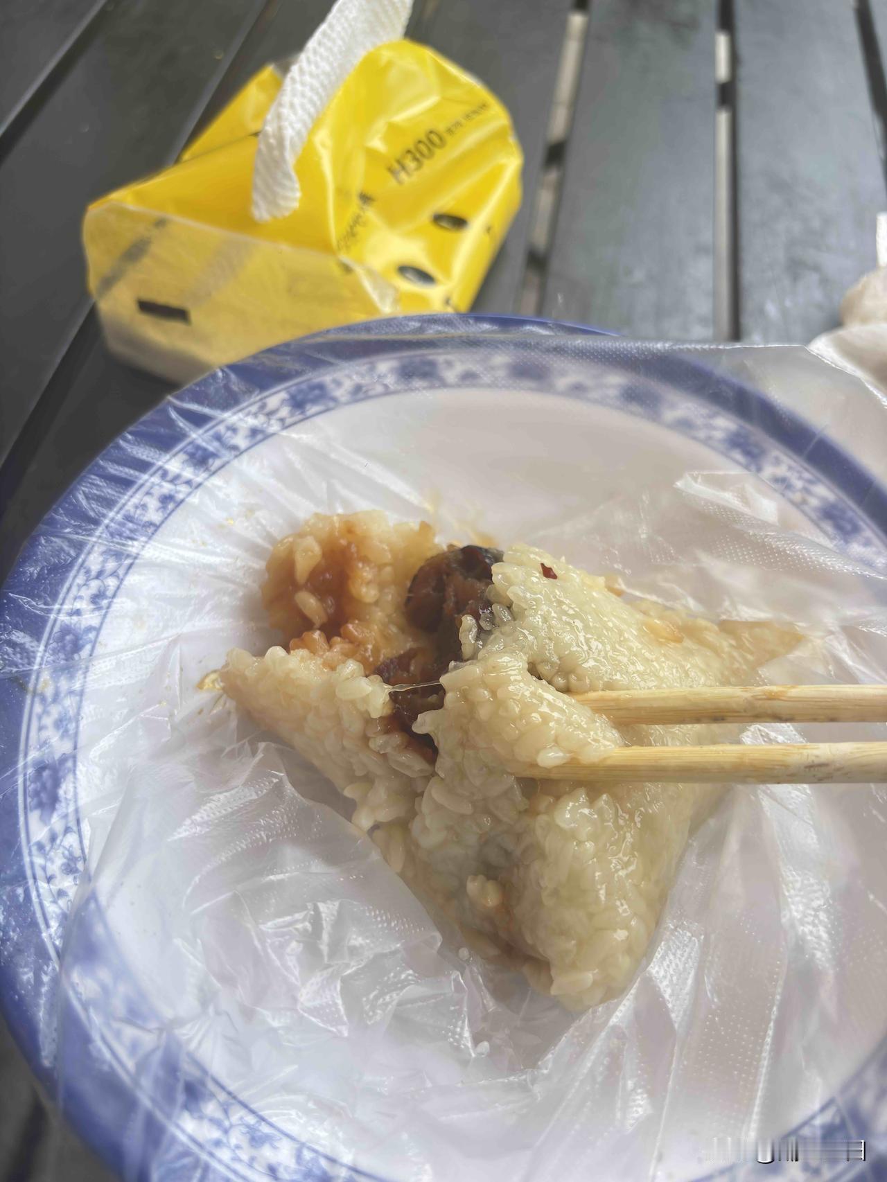 今天在西安凤城六路地摊上吃的陕北粽子，这个味道还不错，陕北的粽子和西安这边的形状