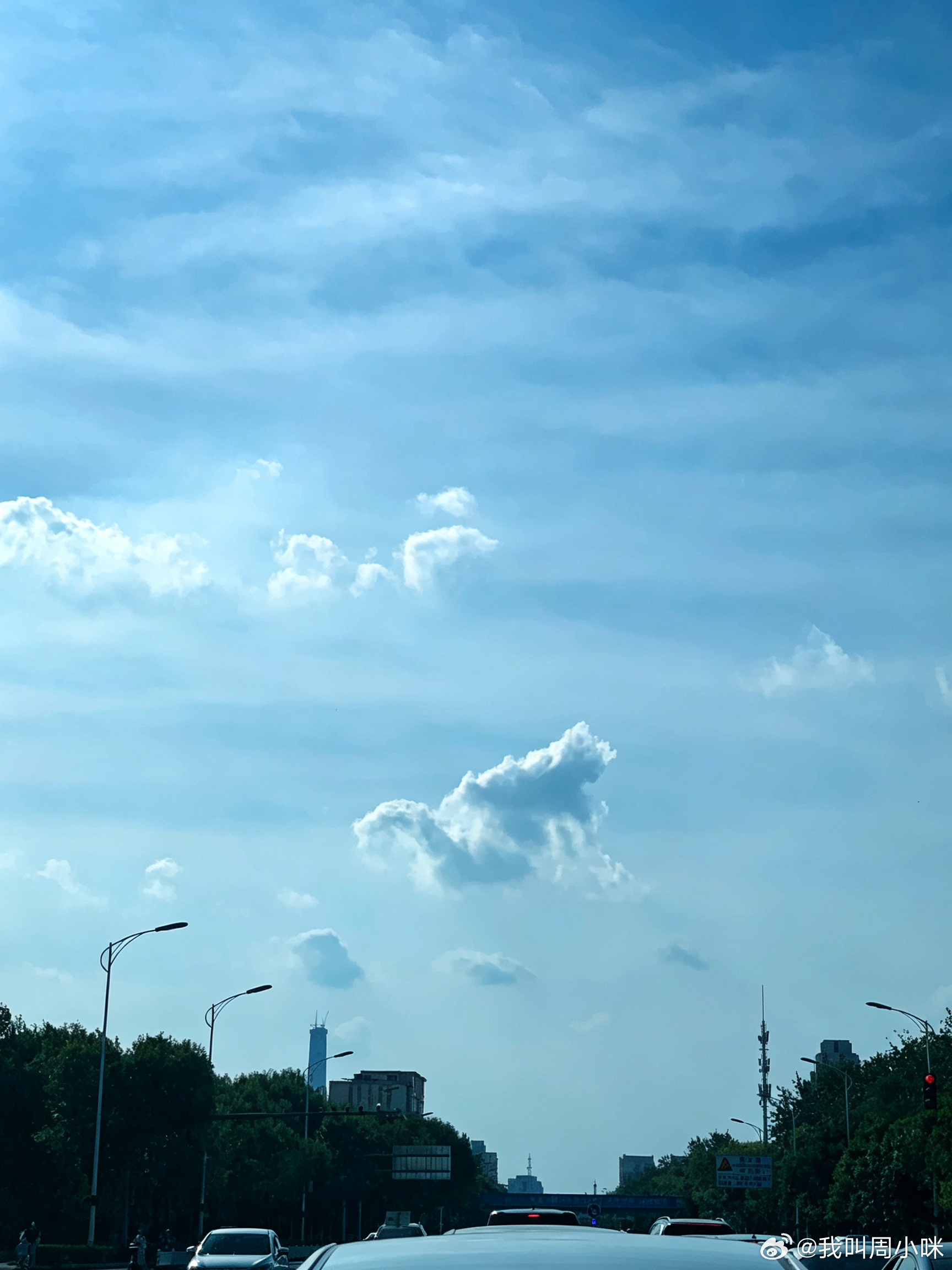 咪话日常[超话]云彩 我就觉得下午这朵云像条大鲤鱼☁️跃龙门的大鲤鱼🐟 ​​​