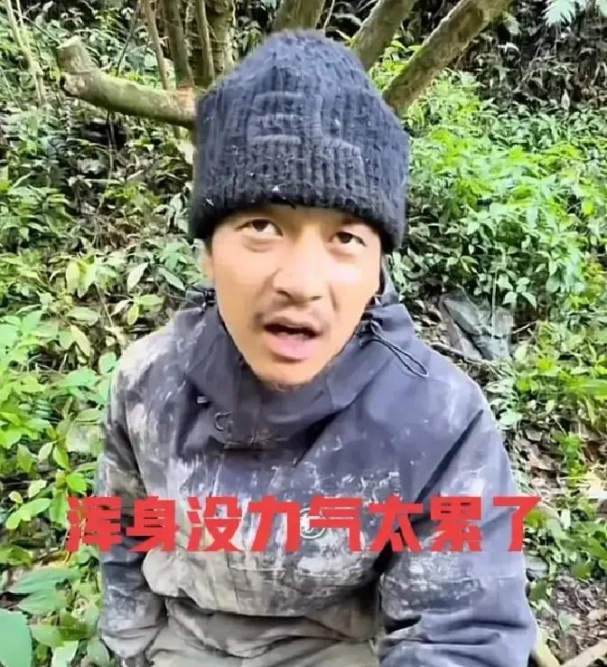 文车车最新视频里直接瘫在火堆边，说种不了地只想躺，脸被烟熏得发黑，狗都比他有精神