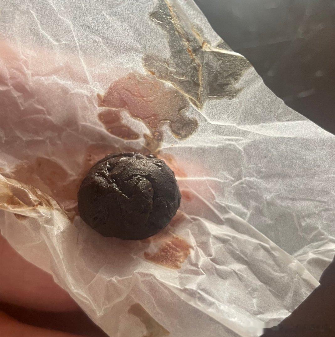 这样的丸子，从外观看，都不敢吃；骗子是怎么忽悠患者服用的呢？价格还老贵…[思考]