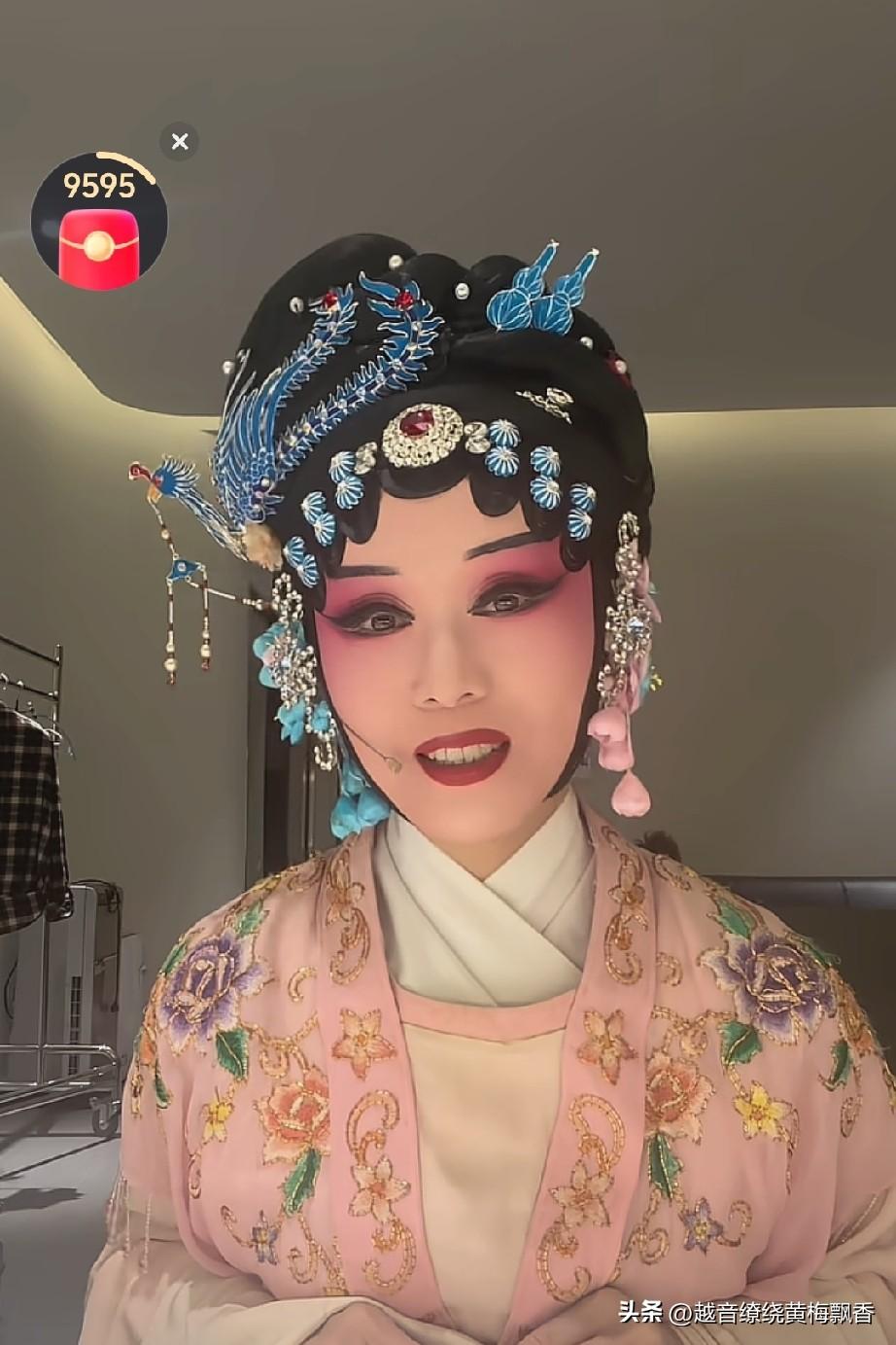 吴琼在登台前，还抽空发了个小视频和粉丝唠了几句。她回应了部分粉丝的留言，提到有些