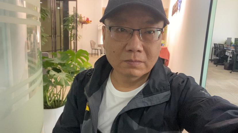 世界上有没有真正的爱情？

首先，我们要纠正一个错误的观念：爱情，说这个东西山盟