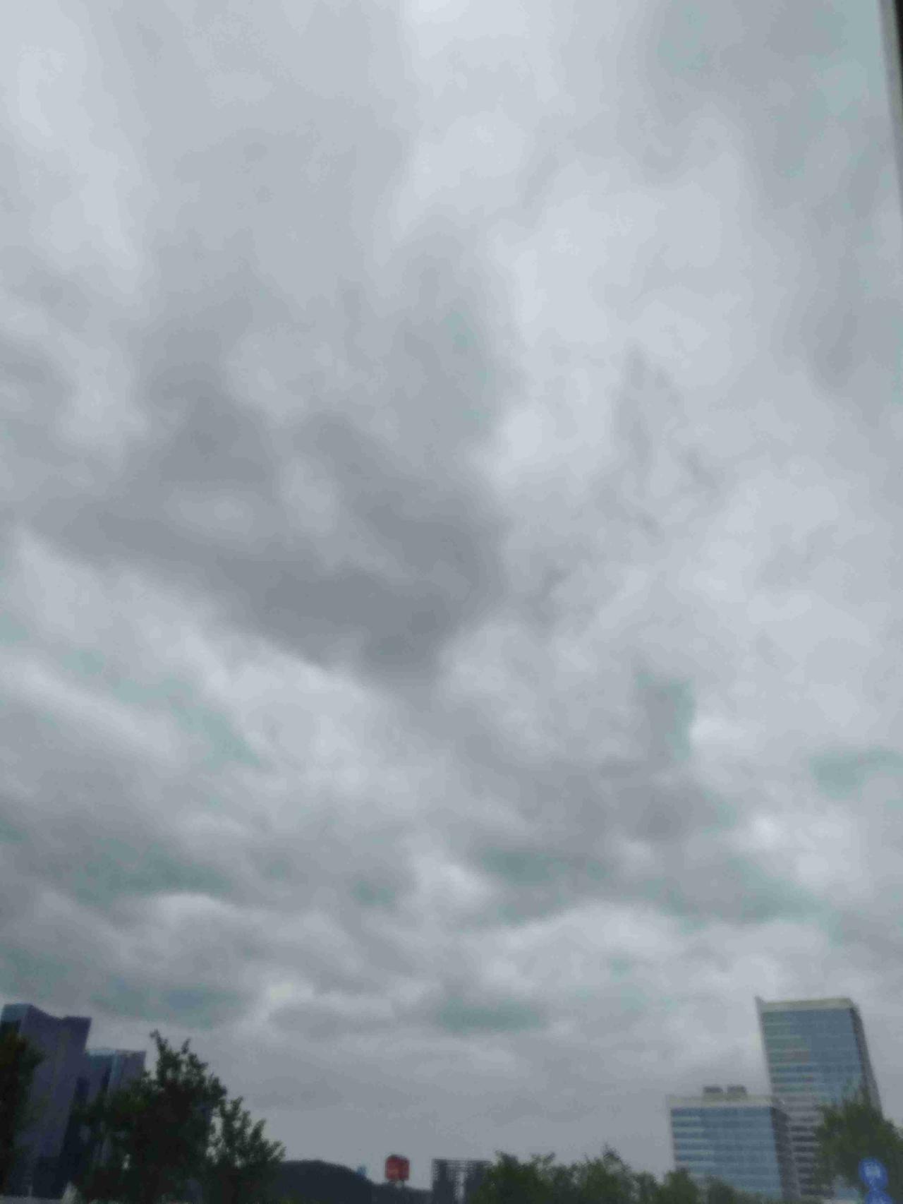 我的今日状态：😁轻松愉快
我这里的天气：🌤️多云
今天状态轻松愉快，我这儿天