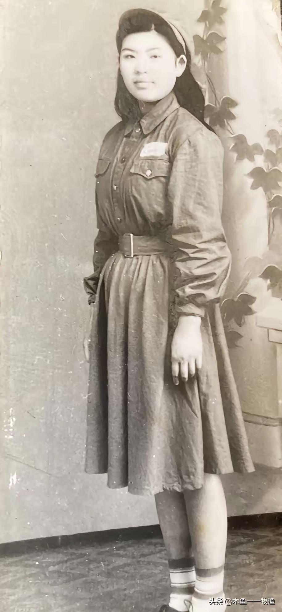 这是我的妈妈。1949年7月，妈妈只有十七岁。这年，她从湖北武汉女子中学弃笔从戎