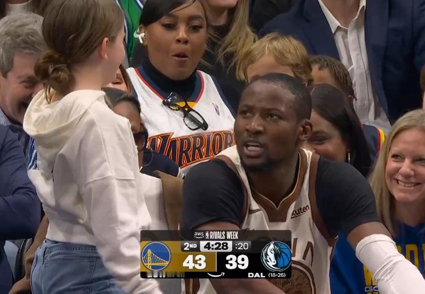 哈哈哈哈哈哈哈 抢人家小女孩的座位 勇士vs独行侠